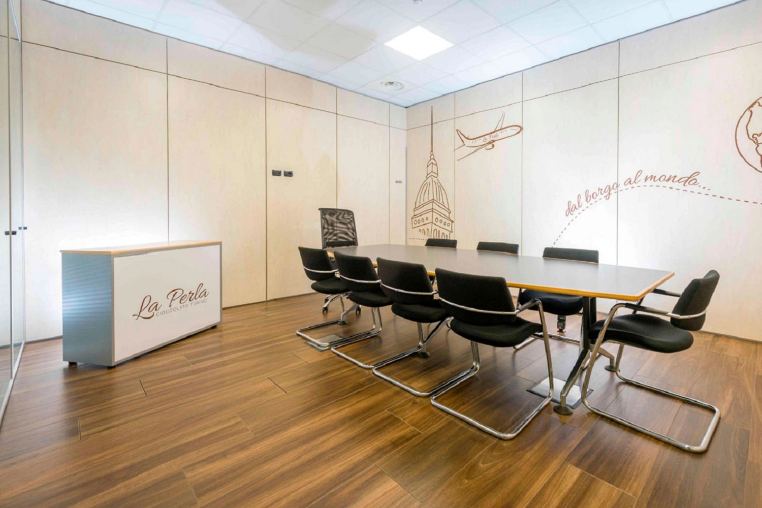 Nowoczesna, minimalistyczna sala konferencyjna od Marazzi